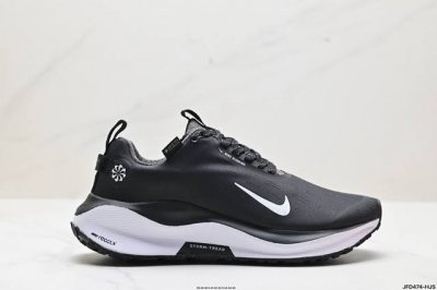 公司级nike Reactx Infinity Run 4 马拉松 轻量鞋面搭配位于足弓处的全新板带设计，细致包裹双脚，为nike飞马带来更稳固可靠的贴合感受。