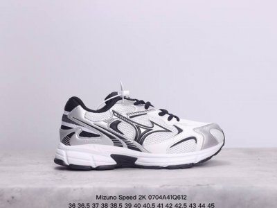 美津浓mizuno Speed 2K 网面复古透气减震慢跑鞋！ Speed 2K 运动鞋以其透气、缓震和舒适的特点受到许多跑者的喜爱。这款鞋子采用了多层拼接技术