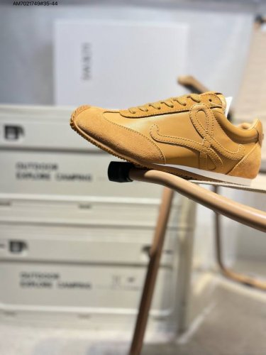 西班牙百年皮具奢华品牌 罗意威Loewe Ballet Runner Sneakers 芭蕾舞 系列阿甘复古风德训薄底百搭休闲运动鞋 尼龙和牛皮革运动鞋，不对称