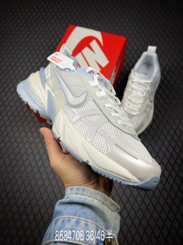 B 公司级耐克Nike V2K Run跑步鞋复古风潮 网面透气运动鞋 灰银紧致的鞋面材质提供良好的包裹性鞋侧 Swoosh以及鞋头部分搭配增添不少亮点的镀铬细节