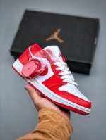 300支持放店 Air Jordan 1 Low Aj1 乔1红白 低帮篮球鞋 货号：553558 166 市场唯一独家头层皮打造 原鞋原档案开发 原厂皮料 原