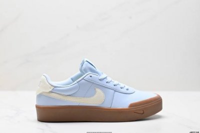 公司级Nike耐克Court Shot男子运动鞋春季透气轻便运动板鞋 经典网眼 橡胶鞋底 皮面的材质 包裹感很强 但鞋底偏硬 适合日常通勤穿搭 该鞋型延续了传统