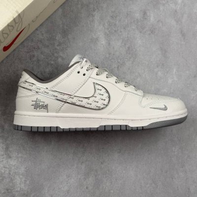 本地360 核心私 nike Sb Dunk Low 斯图西系列 字幕白勾 周年高端定制 低帮休闲板鞋 #定制鞋盒 大厂纯原品质出货 超高清洁度 皮料切割干净无