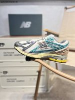 180 New Balance 1906系列复古老爹风休闲鞋 #采用轻质牛剖革拼接透气网眼衬垫织物鞋面材质 T-Beam大底提供足步弓支撑，保持步态稳定 后跟搭