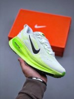 Nike Air Zoom Vomero 18 轻便舒适公路跑步鞋 质感柔软 弹力充沛 助力一路畅跑 Hm6804 102 尺码：36-46 半