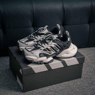 核心私 Adidas Xlg Runner Deluxe 潮流前卫科技 休闲运动老爹鞋 未来科技主义线条勾勒前卫张力 呈现饱满立体的3D感鞋身 浑厚中底搭载轻薄