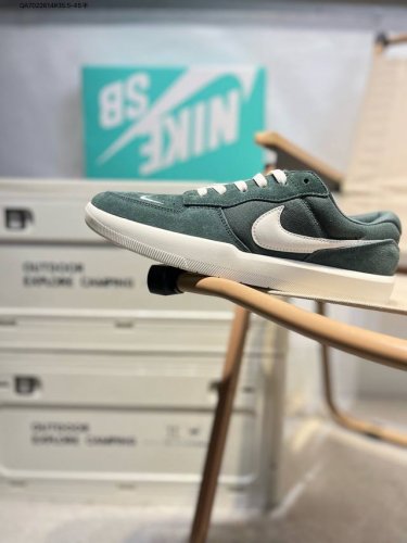 耐克Nike Sb Force 58 运动滑板鞋。这是一款将前沿创新带入街头的单品，它具有硫化杯底，具有出色的耐用性和灵活性。使用柔软皮革和帆布拼接，在饰面上放