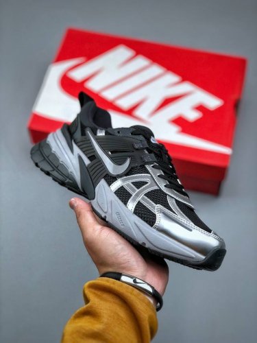 Nike V2K Runtekk 公司级版本减震防滑复古低帮跑步鞋材质上使用大面积网眼 皮革 Tpu 组成 支撑和透气性肯定不错 中底处由 Cushlon 泡绵