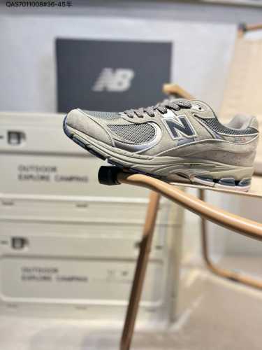 New Balance 2002R 复古单品Newbalance2002R经典的配色，沿袭了面世之初的经典科技，以Encap中底配以升级版N-Ergy缓震物料。