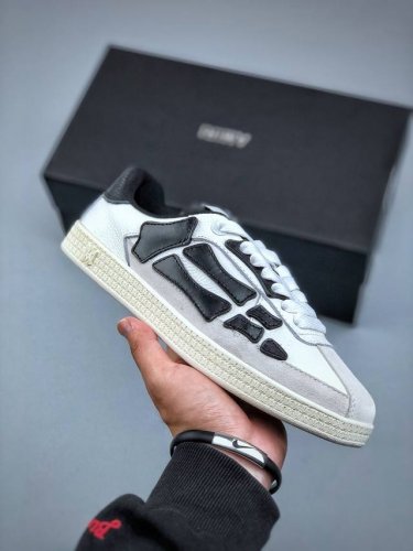 Amiri 德训鞋 选用优质材料，精细制作。经典设计，展现优雅气质。舒适脚感，轻松穿梭。适合各种场合，彰显魅力。品味与舒适兼得，演绎自信自然。步履间散发迷人韵味