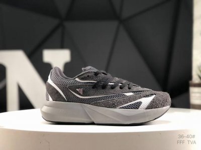 130 ad Lightblaze Jq9974 阿迪透气跑步鞋 尺码：36 36.5 37 38 38.5 39 40 Taa
