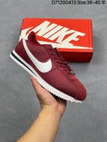 Nike Classic Cortez Nylon 耐克阿甘鞋男子运动鞋。秉承元年款经典风格，糅合防水鞋面设计，令双足保持干爽舒适。防水锦纶鞋面强势抵御风雨侵袭