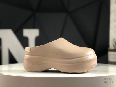 80 ad Originals Adifom Stan Smith Mule 防滑耐磨轻便运动凉鞋穆勒厨师鞋 轻松脚感 一穿即走 这款拖鞋旨在致敬经典的Stan