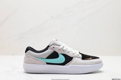 真标耐克nike Sb Force 58低帮休闲板鞋 是一款将前沿创新带入街头的单品，它具有硫化杯底，具有出色的耐用性和灵活性。使用帆布和绒面革，在饰面上放置通