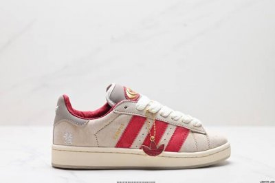 公司级Campus 00S面包鞋复古滑板鞋蛇年新年款Adidas阿迪达斯三叶草 均以浅色为主调，搭配红色点缀，鞋侧三道杠则安排上了蛇纹，彰显主题。营造出 “远看