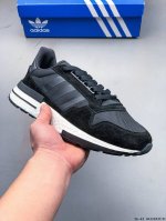 阿迪达斯 Adidas Zx500 Rm Boost 阿迪达斯亲友限定 跑步休闲鞋。延续Zx500 的复古跑鞋风格，鞋身由麂皮与网眼结合打造，最大的改变则是换上