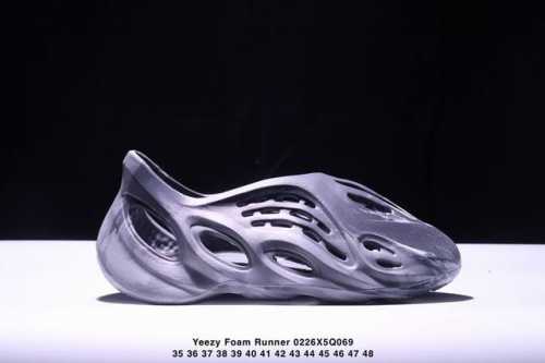 阿迪Yeezy Foam Runner ”Mineral Blue “ 椰子洞洞鞋 一体注塑成型 模具前后修改8 9次 精密度要求高 密度克重同步 不存在偷工减
