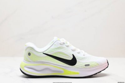 公司级nike Joerney Run 轻便跑步鞋 使用了新型的缓震材料 脚感偏韧 后跟有加厚的海绵填充 鞋子前掌和后掌做了加宽设计 增加了跑步时的稳定性 织物