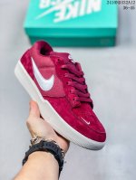 正确无色差版本 Nike Sb Force 58 是一款将前沿创新带入街头的单品，它具有硫化杯底，具有出色的耐用性和灵活性。在饰面上放置通风口，它自始至终都融入