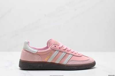真标Adidas Handball Spezial 阿迪达斯经典款 复古休闲板鞋 全鞋采用反毛皮制作 牛筋耐磨大底 承载青春情怀的板鞋 经典三条杠装饰鞋侧 品牌