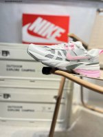 Nk V2K Runtekk 减震防滑低帮 复古老爹鞋跑步鞋 鞋款被命名为 Runtekk 设计上借鉴了 0 年的跑鞋风格 配色上以金属银为主调 简练又有复古运