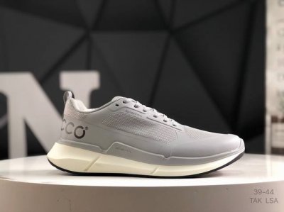 Ecco 爱步 15周年经典 爆款 休闲运动跑鞋 休闲鞋 经典和现代工艺品质融合 精选小牛皮面料 pu+Tpu一体成型大底 独特制鞋工艺 舒适百搭 尺码：39一