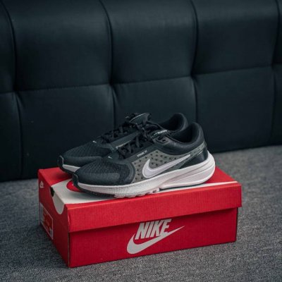 核心私 Nike Star Runner 5鞋子的设计非常现代，流线型的外观不仅美观，还减少了空气阻力，让我在跑步时感觉更加轻盈。鞋面采用了透气材料，即使在炎热