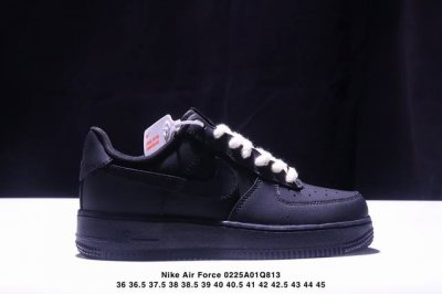 真标耐克Nike Air Force 1“07空军一号低帮百搭休闲运动板鞋。柔软、弹性十足的缓震性能和出色的中底设计，横跨复古与现代的外型结合，造就出风靡全球三