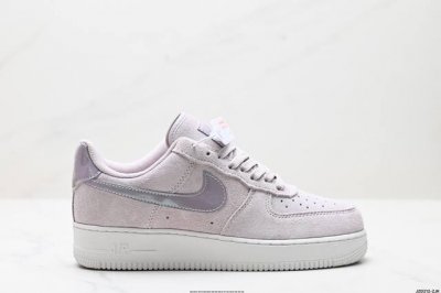 公司级耐克Nike Air Force 7Lx空军一号低帮百搭休闲运动板鞋。柔软、弹性十足的缓震性能和出色的中底设计，横跨复古与现代的外型结合，造就出风靡全球三
