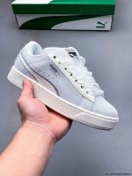 公司级！彪马puma Suede Xl 全新休闲板鞋！鞋身通体采用细腻的麂皮材质，厚实柔软，质感出众；鞋侧保留puma标志性跑道图案，侧面与后跟点缀金属色pum