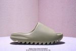west X Adidas Yeezy Slide Glow Green 椰子户外风格沙滩涉水百搭运动穿搭拖鞋拖鞋 Yeezy Slide 采用 Eva 泡棉以