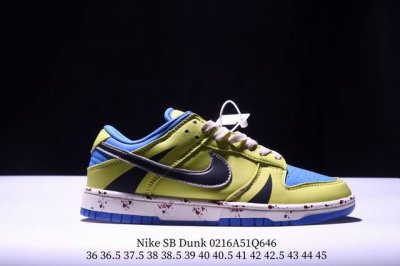 耐克Nike Sb Dunk Low Pro 扣篮系列复古低帮休闲运动滑板板鞋。采用脚感柔软舒适Zoomair气垫，有效吸收滑板等极限运动在落地时带来的冲击力，
