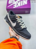 耐克Nike Sb Dunk Low Sb 黑灰系列扣篮系列复古低帮休闲运动滑板板鞋。采用脚感柔软舒适Zoomair气垫，有效吸 收滑板等极限运动在落地时带来的