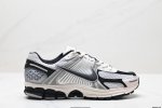 公司级耐克Nike Zoom Vomero 5 马拉松复古跑五代休闲运动慢跑鞋 采用环保纤维革饰片组合网眼布鞋面材质 升级正确后跟Tpu加固 耐弯折热塑框架支撑