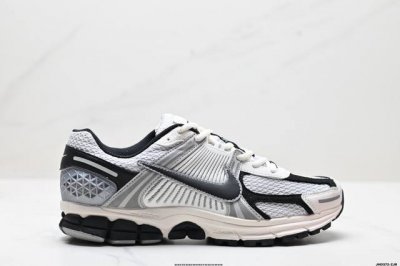 公司级耐克Nike Zoom Vomero 5 马拉松复古跑五代休闲运动慢跑鞋 采用环保纤维革饰片组合网眼布鞋面材质 升级正确后跟Tpu加固 耐弯折热塑框架支撑
