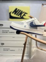 耐克 Nike Air Force 1 '07空军一号 中帮百搭休闲运动板鞋。柔软、弹性十足的缓震性能和出色的中底设计，横跨复古与现代的外型结合，造就出风靡全球