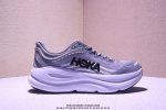 公司级Hoka M Bondi 9 轻盈跑鞋 这个品牌来自于新西兰的毛利语，Hoka表示大地，One One表示飞越，连起来就是飞越地平线，One One不是读