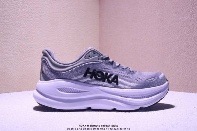 公司级Hoka M Bondi 9 轻盈跑鞋 这个品牌来自于新西兰的毛利语，Hoka表示大地，One One表示飞越，连起来就是飞越地平线，One One不是读