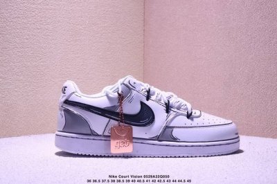 公司级Nike Court Vision 1 Low 幻影十字架 手绘涂鸦定制板鞋 幻影十字架常作为一种印花图案出现 具有独特的视觉效果 将幻影十字架与梵文 马