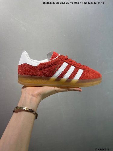 阿迪达斯 Adidas Originals Gazelle Indoor复古三叶草防滑透明橡胶板鞋经典运动鞋。这款经典鞋,忠于原版设计,缀撞色三条纹和鞋跟饰片。