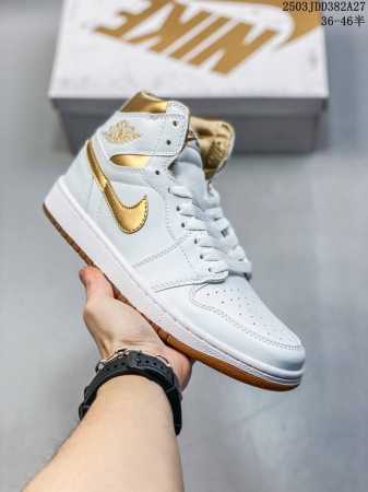 130 真标耐克女款运动板鞋 Nike Air Jordan 1 Retro High Og 乔丹一代Aj1 乔1 Aj1 篮球鞋复刻运动鞋。皮面高帮板鞋的设计 - 点击图像关闭