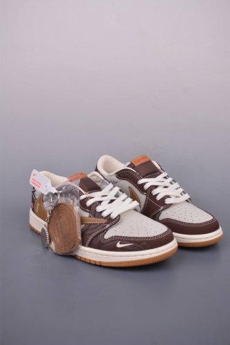 Fragment X Travis Scott X Supreme Air Jordan 1 Low 三方联名倒钩 全新的三方联名低帮倒钩鞋面延续了黑脚趾设计，