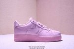 真标耐克Nike Air Force 1’07 Lx空军一号低帮百搭休闲运动板鞋。柔软、弹性十足的缓震性能和出色的中底设计，横跨复古与现代的外型结合，造就出风靡