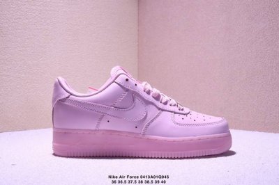 真标耐克Nike Air Force 1’07 Lx空军一号低帮百搭休闲运动板鞋。柔软、弹性十足的缓震性能和出色的中底设计，横跨复古与现代的外型结合，造就出风靡