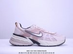公司级 组合底耐克nike V2K Run跑步鞋复古风潮 网面透气运动鞋 灰银紧致的鞋面材质提供良好的包裹性鞋侧 Swoosh以及鞋头部分搭配增添不少亮点的镀铬