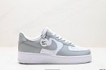 公司级耐克Nike AIR FORCE 1‘07 空军一号低帮百搭休闲运动板鞋。柔软、弹性十足的缓震性能和出色的中底设计，横跨复古与现代的外型结合，造就出风靡全