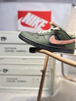 耐克Nike Dunk Low 板鞋Sb系列经典百搭休闲运动板鞋加厚鞋舌的填充，使舒适性大大提升，同时也更方便穿脱中底部分则加入了脚感柔软舒适Zoomair气垫