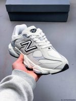 250 New Balance 又带来了新鞋型 9060 ，并且是与芝加哥街头品牌 Joe Freshgoods 的联名款。鞋身主体采用了类似 990 系列的设