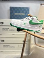 耐克 Nike Air Force 7空军一号 百搭休闲运动板鞋。柔软、弹性十足的缓震性能和出色的中底设计，横跨复古与现代的外型结合，造就出风靡全球三十多年的F