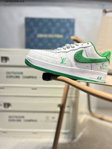 耐克 Nike Air Force 7空军一号 百搭休闲运动板鞋。柔软、弹性十足的缓震性能和出色的中底设计，横跨复古与现代的外型结合，造就出风靡全球三十多年的F